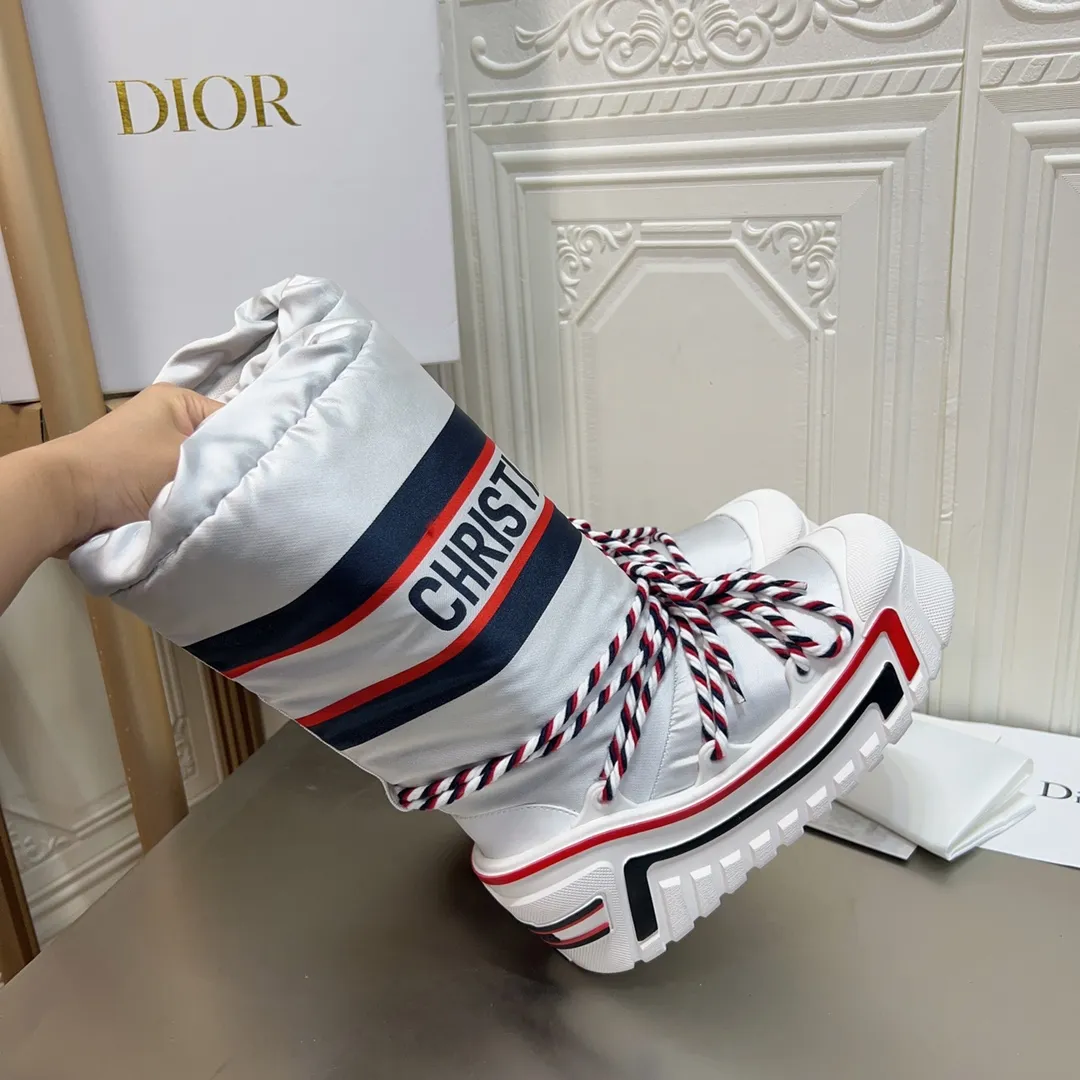 Men's shoes p600! The highest version on the market, Dior Dior's king style snow boots, ski boots, fat and cute, so cute →_→ from the DiorAlps limited series, unique. Shiny nylon Oblique print upper with criss-cross straps for an ideal fit. The technical fabric of the boot shaft, short-cut version, can be worn in the city or in the mountains. It makes the calf slimmer and taller, warm and concave. The boot shaft and sole are made of original waterproof padded lining. The embroidered fabric is original star ⭐ rubber non-slip thick sole and multi-module combination outsole. The size is 35-40. 41Customized